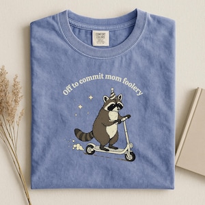 Comfort Colors Off To Commit Mom Foolery Tシャツ シャツ おもしろママシャツ ママへのギフトアイデア ヴィンテージグラフィック ママ ラクーン スクーターTシャツ