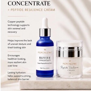 Puede incluir: Un frasco gotero de vidrio azul etiquetado Peptalume Revive Concentrate Copper Peptide Renewal Serum 30 ml y un frasco transparente etiquetado Peptalume Peptide Resilience Cream 30 g, ambos con etiquetas blancas, texto negro y detalles plateados.
