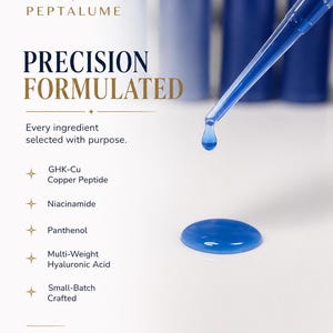 Pode incluir: Close-up de uma gota de l&iacute;quido azul em uma superf&iacute;cie branca, com uma pipeta dispensando o l&iacute;quido. A imagem inclui o texto "PEPTALUME PRECISION FORMULATED" e lista ingredientes como GHK-Cu Copper Peptide e Niacinamida.