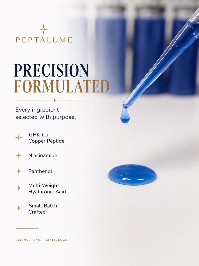 Pode incluir: Close-up de uma gota de l&iacute;quido azul em uma superf&iacute;cie branca, com uma pipeta dispensando o l&iacute;quido. A imagem inclui o texto "PEPTALUME PRECISION FORMULATED" e lista ingredientes como GHK-Cu Copper Peptide e Niacinamida.