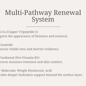 Pode incluir: Um gr&aacute;fico creme com o texto "Multi-Pathway Renewal System". O texto lista ingredientes: GHK-Cu, Niacinamida, DL-Pantenol e &Aacute;cido Hialur&ocirc;nico de baixo peso molecular, com descri&ccedil;&otilde;es de seus benef&iacute;cios.