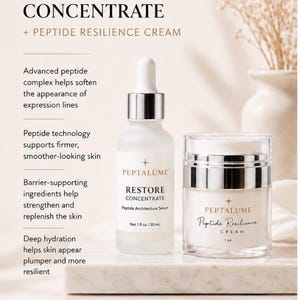 Puede incluir: Un frasco de suero Peptalume Restore Concentrate con gotero y un tarro de crema Peptalume Peptide Resilience. El frasco de suero es de 30 ml y el tarro de crema es de 1 oz. El texto en el empaque describe los beneficios del complejo pept&iacute;dico.