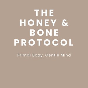 Könnte beinhalten: Beigefarbener Hintergrund mit weißem Text. Der Text lautet "THE HONEY & BONE PROTOCOL" in großen, fetten Buchstaben. Darunter steht in kleinerem Text "Primal Body. Gentle Mind."