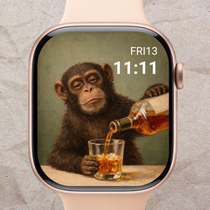 Puede incluir: Un reloj inteligente de oro rosa muestra una imagen digital de un chimpancé sirviendo licor en un vaso. La imagen tiene una estética vintage. La hora es 11:11 y la fecha es VIE13. El reloj tiene una correa rosa claro.