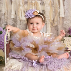 Conjunto de primer cumpleaños morado y dorado &quot;Lexa Gold&quot;, mono personalizado con tutú y diadema, conjunto de tutú para cumpleaños de 6 meses, atuendo para niña para fiesta de cumpleaños infantil.