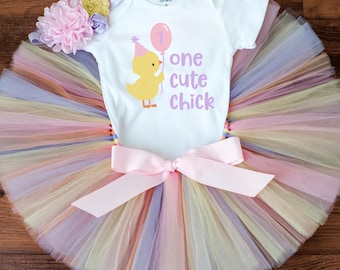 Primer cumpleaños de niña con un conjunto de pollito "Finley" - Sesión de fotos de primavera con pastel - Tema de pollitos