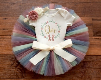 イースターの最初の誕生日の服装女の子「メイ」いくつかのウサギはケーキスマッシュパステルです