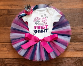 Conjunto espacial para el primer cumpleaños de 'Elizabeth': primera órbita - tutú, body y diadema.