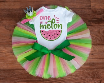 Un conjunto de sandía 'Lucky' para su primer cumpleaños: rosa y verde.