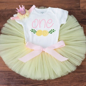 &quot;Zitrone Erster Geburtstag Outfit &quot;&quot;Goldie&quot;&quot; Pastell Zitrone 1st Birthday tutu Mädchen, Limonade Party Thema, Sommer Obst Kuchen zerschlagen Outfit.&quot;