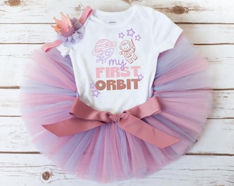 Conjunto espacial para el primer cumpleaños de 'Elizabeth': primera órbita - tutú rosa y morado, body y diadema.