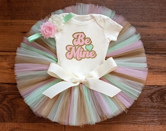 Valentinstag Outfit Baby Mädchen ""Nieva Gold"" Be Mine valentine Tutu Set."