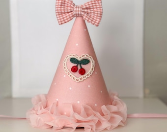 Gorro de primer cumpleaños color rosa rubor con forma de cereza