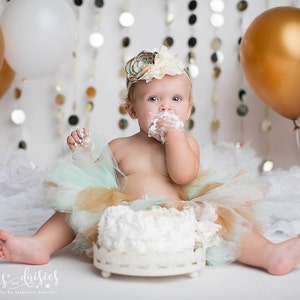 Conjunto de tutú de cumpleaños en menta y dorado &quot;Kyla&quot;, conjunto de diadema y mameluco de tutú, medio cumpleaños, atuendo personalizado para fiesta de cumpleaños.