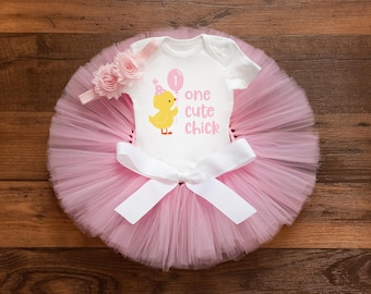 Niña "Kristin" con un atuendo rosa para su sesión de fotos de cumpleaños con pastel de primavera - Tema de gallinas
