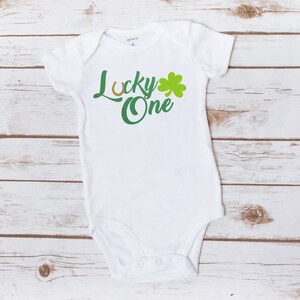 Glücklicher eins erster Geburtstag Junge Outfit &quot;&quot;Lucky&quot;&quot; St Patricks day bday Outfit junge, St Patricks Day Cake Smash Shirt.&quot;