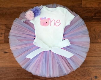 Un pequeño cerdito con un conjunto de cumpleaños para niña "Evey" cerdita rosa - Oink I'm One - sesión de fotos con pastel
