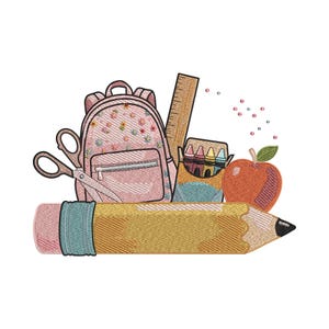 Puede incluir: Un diseño bordado que presenta un lápiz amarillo grande en primer plano, con una mochila rosa con flores, unas tijeras, una regla de madera, una caja de crayones coloridos y una manzana roja con una hoja verde detrás del lápiz.
