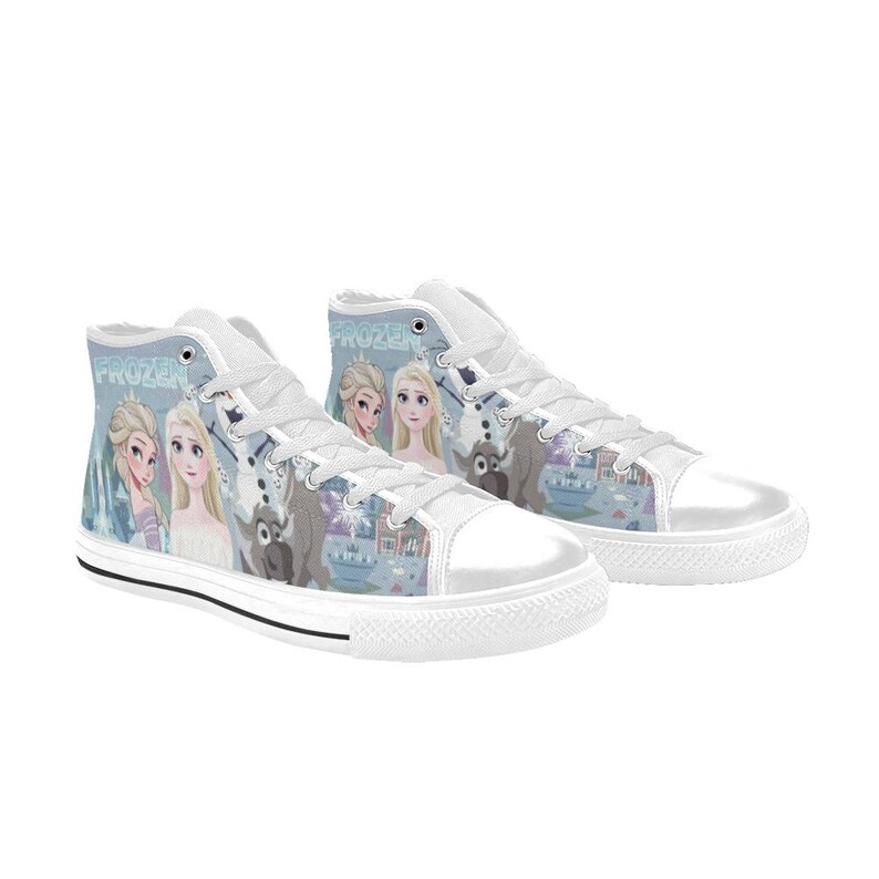 Pode incluir: Um par de t&eacute;nis de cano alto brancos com uma impress&atilde;o gr&aacute;fica em azul claro e roxo de personagens do filme Frozen, incluindo Elsa, Anna e Olaf. Os sapatos t&ecirc;m atacadores brancos, biqueiras de borracha branca e solas de borracha branca.