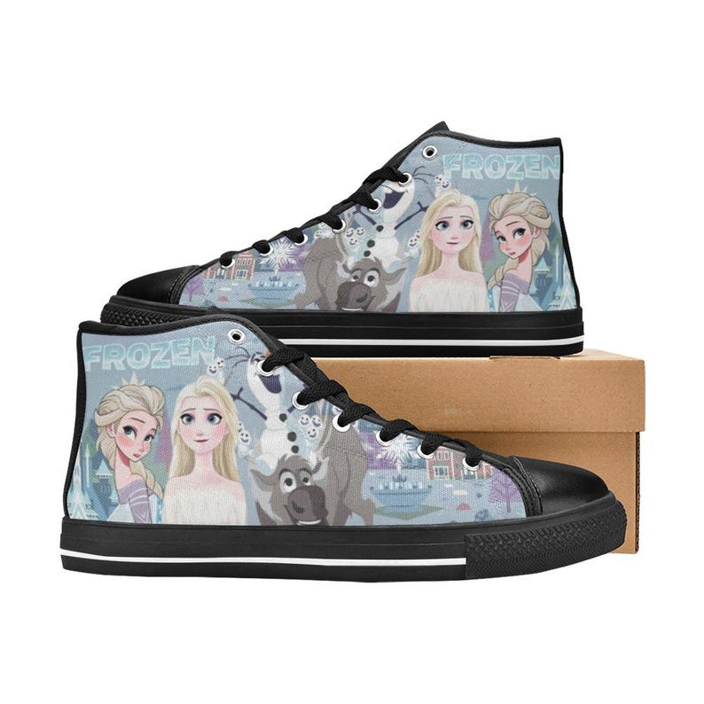 Pode incluir: T&ecirc;nis de cano alto com uma estampa gr&aacute;fica em azul claro dos personagens de Frozen, incluindo Elsa, Anna, Olaf e Sven. Os sapatos t&ecirc;m cadar&ccedil;os pretos, biqueiras pretas, solas pretas com listras brancas e a palavra Frozen impressa em azul.
