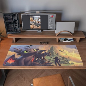 Può includere: Tappetino per mouse rettangolare con un'illustrazione colorata di draghi e una sagoma contro un tramonto. Il design include un drago con grandi occhi verdi e accenti alari rossi. Il tappetino è su una scrivania di legno.