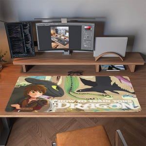 Può includere: Un'impostazione della scrivania con un grande tappetino per mouse con la scritta "How to Train Your Dragon". Il tappetino ha uno sfondo beige con draghi e personaggi dei cartoni animati. Sono visibili un monitor del computer, un laptop e altre forniture per ufficio.
