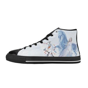 Pu&ograve; includere: Sneaker alta in tela con suola in gomma nera, lacci neri e tomaia bianca con una stampa grafica raffigurante un pupazzo di neve, un cavallo blu e un personaggio biondo con un abito bianco. Il design include foglie arancioni e rosse sparse.