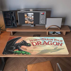 Può includere: Tappetino per mouse rettangolare con un'illustrazione di un drago nero con occhi verdi e la scritta "HOW TO TRAIN YOUR DRAGON" in rosso e arancione. Lo sfondo presenta un design a tramonto. Il tappetino è su una scrivania di legno.