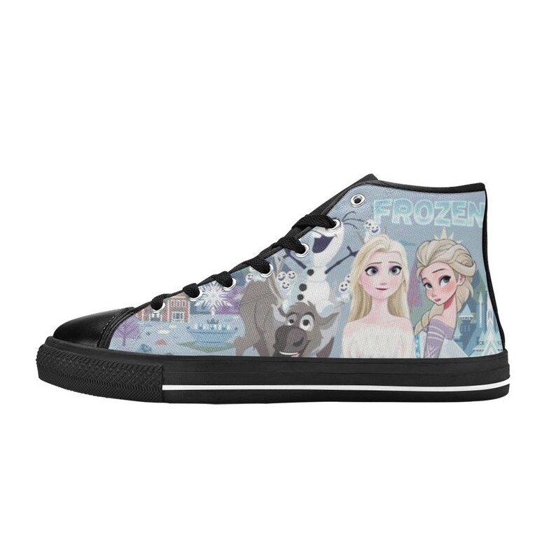 Pode incluir: Um t&ecirc;nis de cano alto com fundo azul claro e uma estampa dos personagens de Frozen, incluindo Elsa, Anna, Olaf e Sven. O cal&ccedil;ado possui cadar&ccedil;os pretos, biqueira de borracha preta, sola preta com uma faixa branca e a palavra FROZEN.