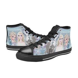 Pode incluir: T&ecirc;nis de cano alto com uma estampa gr&aacute;fica em azul claro de personagens do filme Frozen, incluindo Elsa e Olaf. Os sapatos t&ecirc;m cadar&ccedil;os pretos, biqueiras pretas, acabamentos pretos e solas brancas com listras pretas. A palavra Frozen est&aacute; impressa.