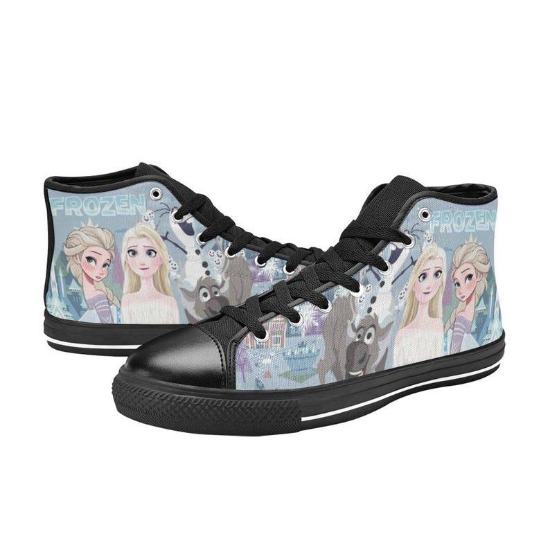 Pode incluir: T&ecirc;nis de cano alto com uma estampa gr&aacute;fica em azul claro de personagens do filme Frozen, incluindo Elsa e Olaf. Os sapatos t&ecirc;m cadar&ccedil;os pretos, biqueiras pretas, acabamentos pretos e solas brancas com listras pretas. A palavra Frozen est&aacute; impressa.