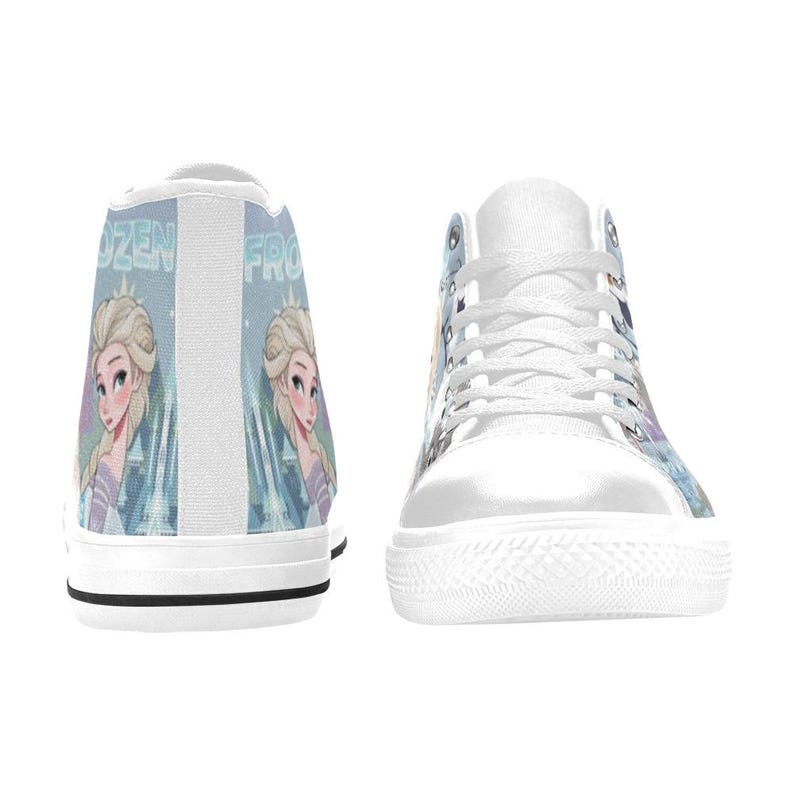 Pode incluir: Um par de t&eacute;nis de cano alto com um esquema de cores azul-claro e branco, apresentando uma impress&atilde;o gr&aacute;fica de uma personagem loira e o texto FROZEN. Os sapatos t&ecirc;m atacadores brancos, biqueiras de borracha branca e solas brancas com risca.