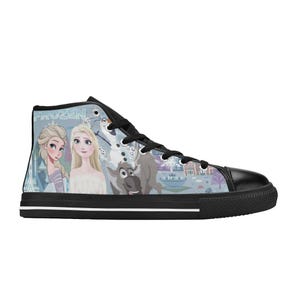 Pode incluir: T&ecirc;nis de cano alto com uma estampa gr&aacute;fica em azul claro dos personagens de Frozen, incluindo Elsa, Anna, Olaf e Sven. O cal&ccedil;ado possui cadar&ccedil;os pretos, l&iacute;ngua preta, biqueira preta e solado preto com uma fina faixa branca na lateral.