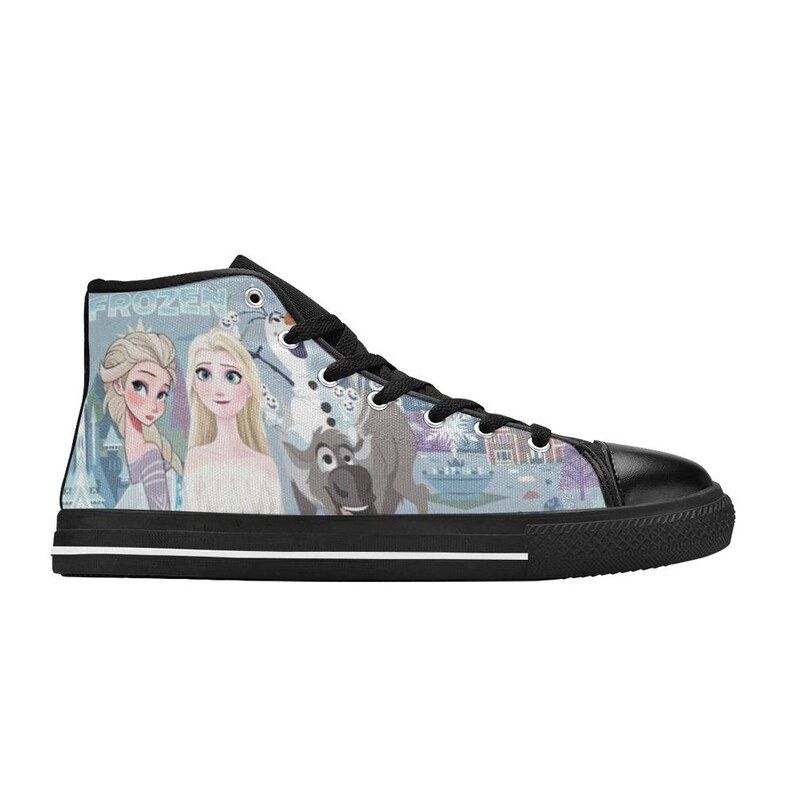 Pode incluir: T&ecirc;nis de cano alto com uma estampa gr&aacute;fica em azul claro dos personagens de Frozen, incluindo Elsa, Anna, Olaf e Sven. O cal&ccedil;ado possui cadar&ccedil;os pretos, l&iacute;ngua preta, biqueira preta e solado preto com uma fina faixa branca na lateral.