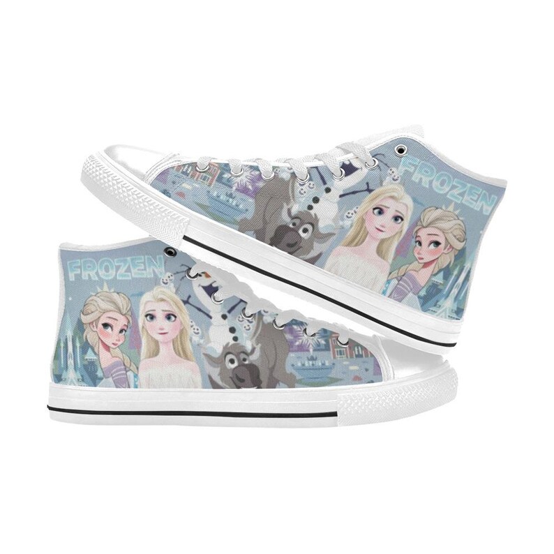 Pode incluir: T&eacute;nis de cano alto em lona com fundo azul claro e estampado Frozen. O design inclui ilustra&ccedil;&otilde;es da Elsa, Anna, Olaf e Sven, juntamente com a palavra Frozen em texto azul claro. Os sapatos t&ecirc;m atacadores brancos e solas brancas.