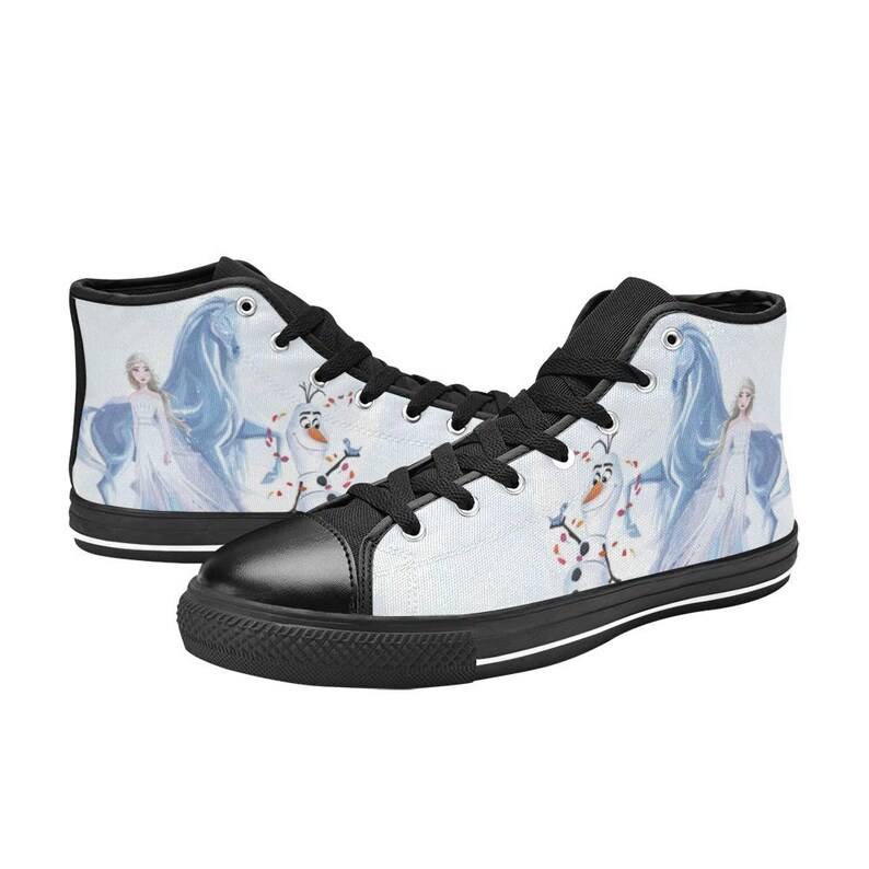 Pu&ograve; includere: Sneakers alte con tomaia in tela bianca e una stampa grafica raffigurante un personaggio biondo in abito bianco, un cavallo blu e un pupazzo di neve. Le scarpe presentano punte, lacci e suole in gomma di colore nero.