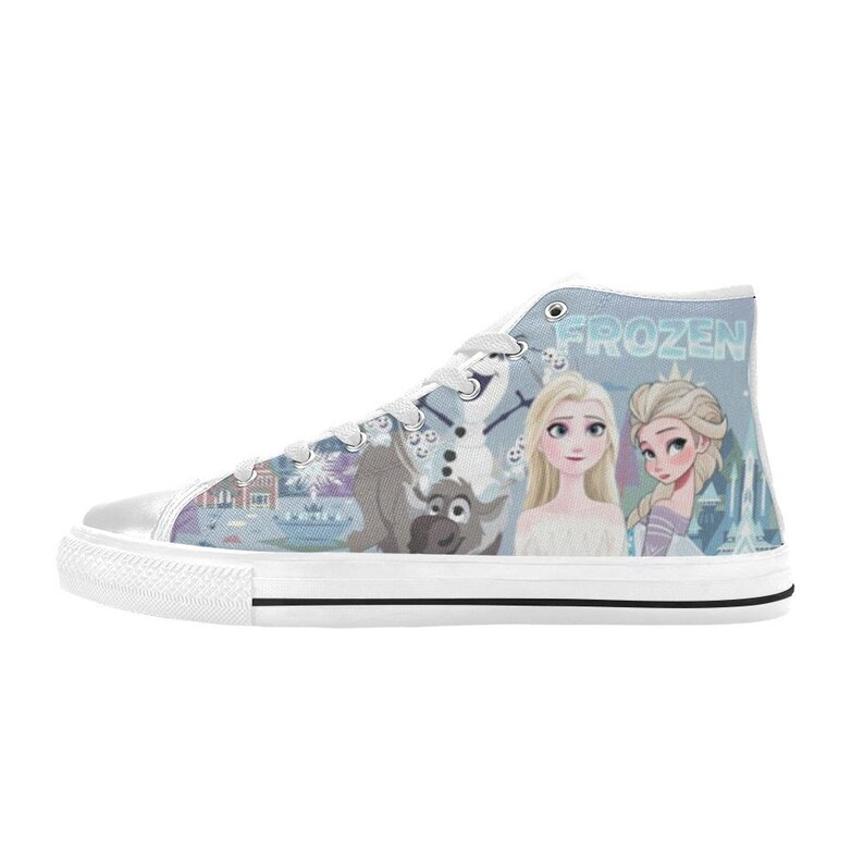 Pode incluir: Um t&ecirc;nis de cano alto com fundo azul claro e a palavra FROZEN impressa em branco. O design inclui ilustra&ccedil;&otilde;es das personagens Elsa, Anna, Olaf e Sven, juntamente com padr&otilde;es de flocos de neve e a silhueta de um castelo.