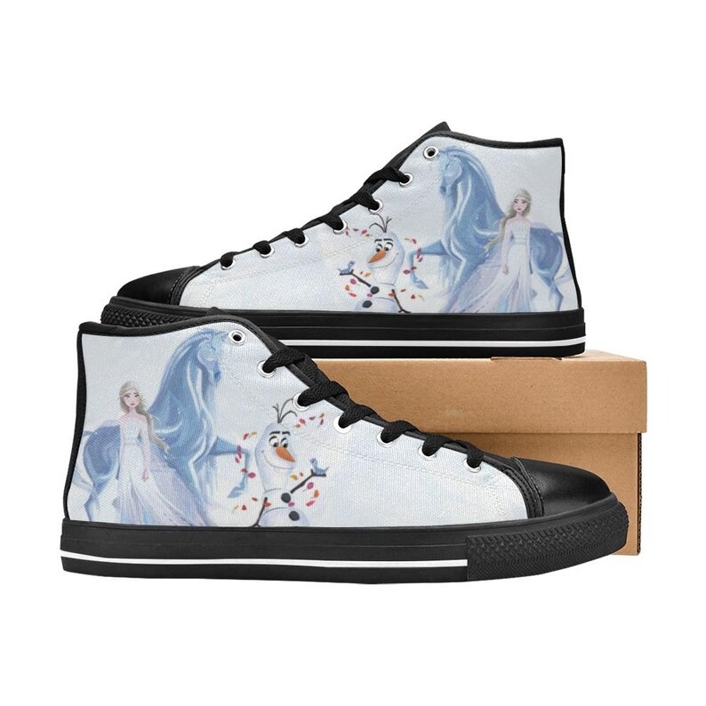 Pu&ograve; includere: Sneakers alte con tomaia in tela bianca e grafica stampata raffigurante un personaggio biondo in abito bianco, un cavallo blu e un pupazzo di neve. Le scarpe presentano lacci neri, occhielli neri, punta in gomma nera e suola nera a righe.