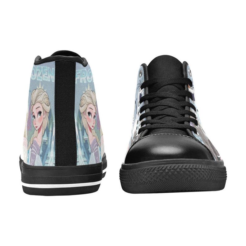 Pode incluir: T&ecirc;nis de cano alto com fundo azul claro e uma estampa gr&aacute;fica de um personagem loiro com o texto FROZEN. Os sapatos t&ecirc;m cadar&ccedil;os pretos, biqueiras pretas, solas pretas com listras brancas e pain&eacute;is pretos no calcanhar.