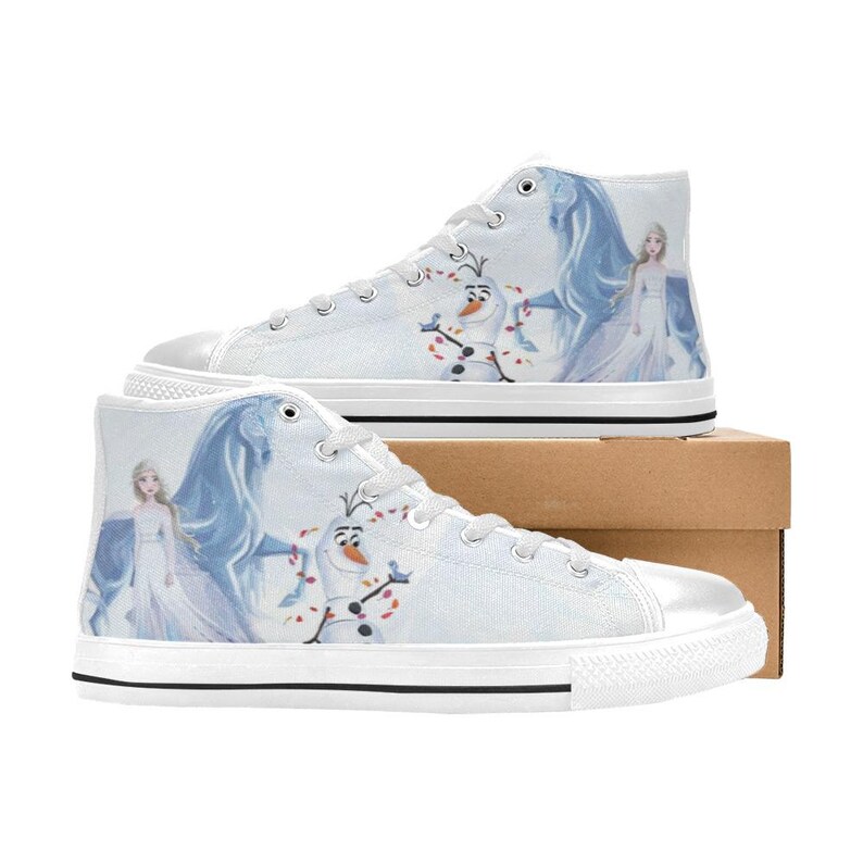 Pu&ograve; includere: Sneakers alte in tela bianca con una stampa raffigurante un personaggio biondo in abito lungo, un cavallo blu e un pupazzo di neve con il naso arancione. Le scarpe hanno lacci bianchi, punta in gomma bianca e una striscia nera sulla suola.