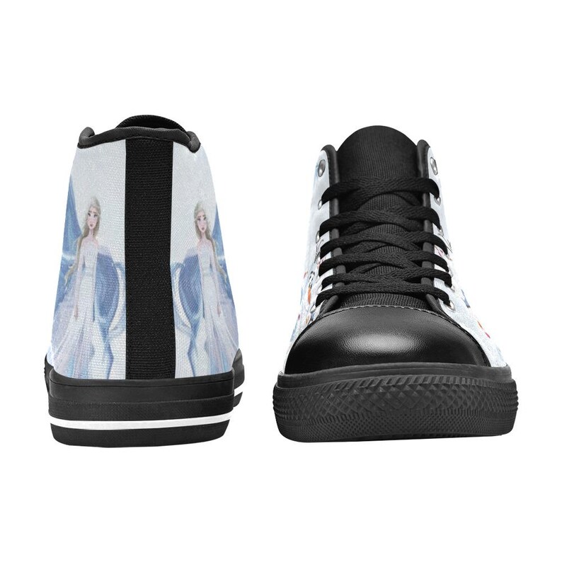 Pu&ograve; includere: Un paio di scarpe alte con tomaia in tela bianca caratterizzata da un'illustrazione ripetuta di un personaggio biondo con un lungo abito bianco e dettagli blu. Le scarpe presentano lacci neri, punte in gomma nera e suole nere con una riga bianca.
