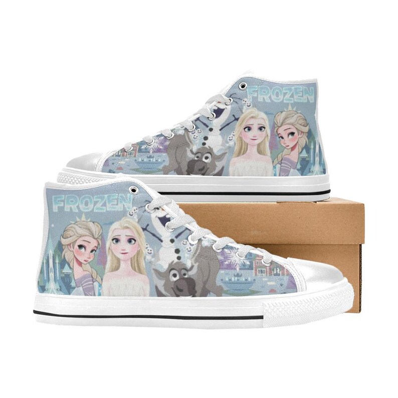 Pode incluir: T&ecirc;nis de cano alto em lona com fundo azul claro e a palavra FROZEN impressa em branco. O design inclui ilustra&ccedil;&otilde;es de Elsa, Anna e Olaf, juntamente com uma cena de castelo de inverno. Os sapatos t&ecirc;m cadar&ccedil;os e solas de borracha brancas.