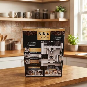 Può includere: Una scatola per macchina da caffè Ninja Luxe Café Premier Series nera e argento con testo che evidenzia la funzionalità 3 in 1 per espresso, cold brew e caffè filtro, insieme a un sistema a doppia schiuma e tecnologia barista assist.