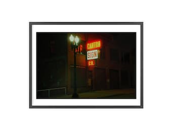 Pôster de fotografia de rua com letreiro de neon