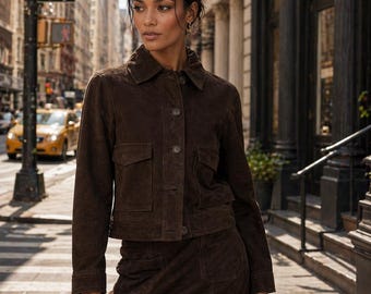 Chaqueta de camionero de ante marrón chocolate para mujer, corte camionero, estilo motero informal.