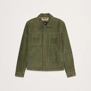 Puede incluir: Chaqueta de ante verde oliva con cuello cl&aacute;sico y cuatro bolsillos delanteros. La chaqueta tiene cierre de botones y mangas largas. La prenda es de color liso y tiene un corte entallado. Una elegante opci&oacute;n de abrigo.