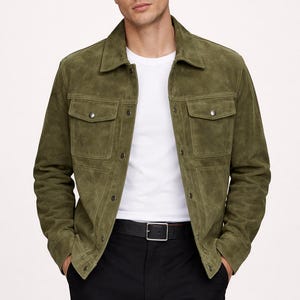 Puede incluir: Chaqueta de ante verde oliva con dos bolsillos en el pecho y dos bolsillos inferiores. La chaqueta est&aacute; abotonada y se lleva sobre una camiseta blanca y pantalones negros. Se ve un cintur&oacute;n negro con hebilla plateada.