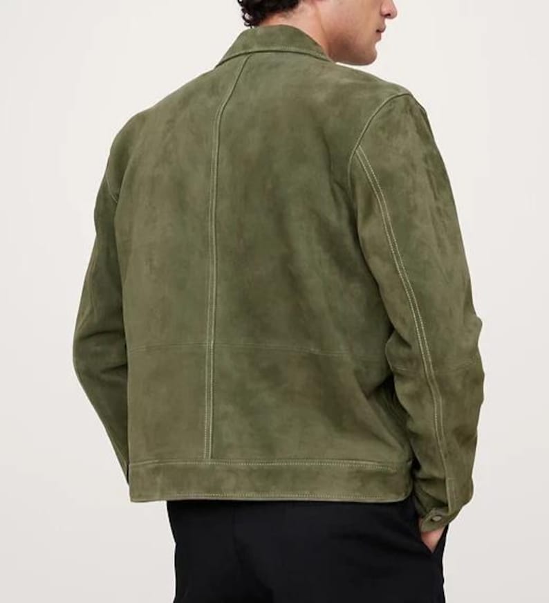 Puede incluir: Chaqueta de ante verde oliva con cuello cl&aacute;sico y cierre de botones. La chaqueta presenta costuras visibles y un corte entallado. La vista trasera muestra el dise&ntilde;o y la confecci&oacute;n.