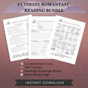 Op de afbeelding: Een digitale leesbundel met drie witte pagina's met zwarte tekst en afbeeldingen. De pagina's bevatten een Romantasy-boekenlijst, een sjabloon voor boekrecaps en een Romantasy-chaos-bingokaart. De tekst bevat Curated Book Lists, TBR Tracker, Reading Challenge Bingo en Book Recap Page.