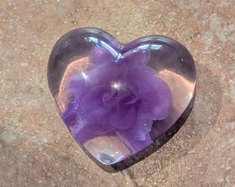 Pisapapeles con forma de corazón y flor morada